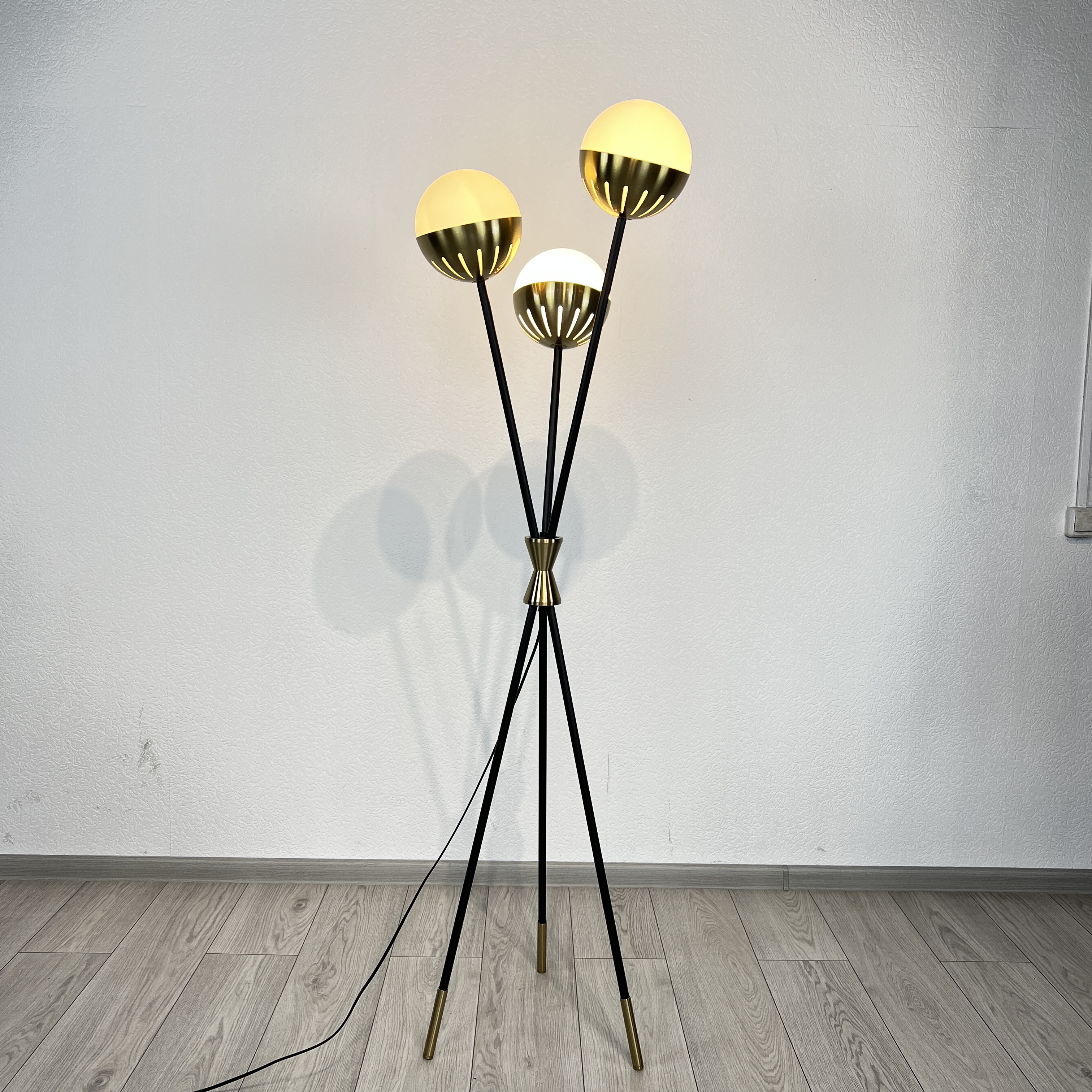 Торшер Caracas Tripod Floor Lamp 102220-22